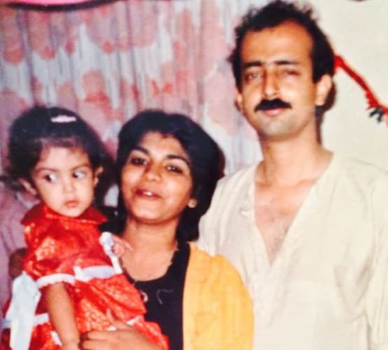 सुशांत केस में रिया का परिवार भी आरोपों के घेरे में, जानें फैमिली में है कौन-कौन