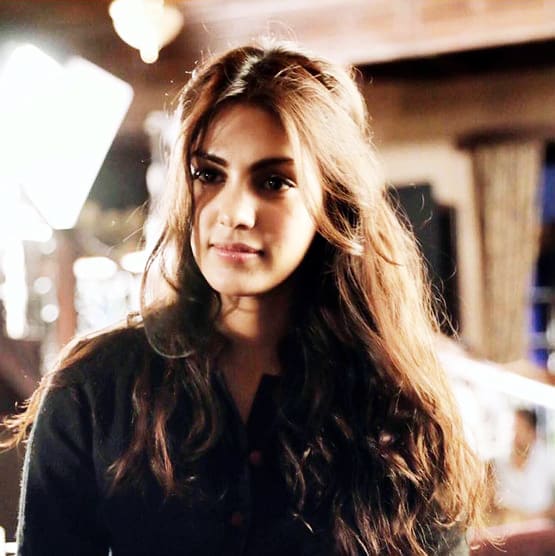 ED दफ्तर पहुंचीं रिया, चेहरे को सफेद दुपट्टे-मास्क से किया कवर, PHOTOS