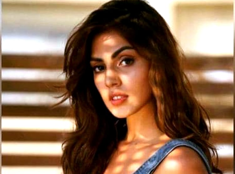 रिया का मोबाइल नंबर समझ कर इस शख्स को लोग दे रहे गालियां