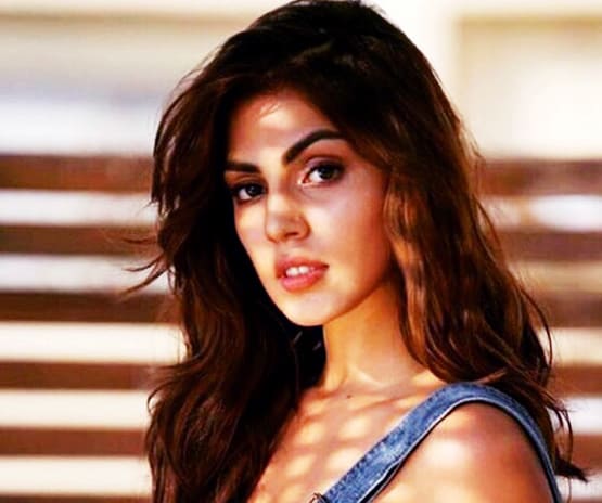 ED दफ्तर पहुंचीं रिया, चेहरे को सफेद दुपट्टे-मास्क से किया कवर, PHOTOS