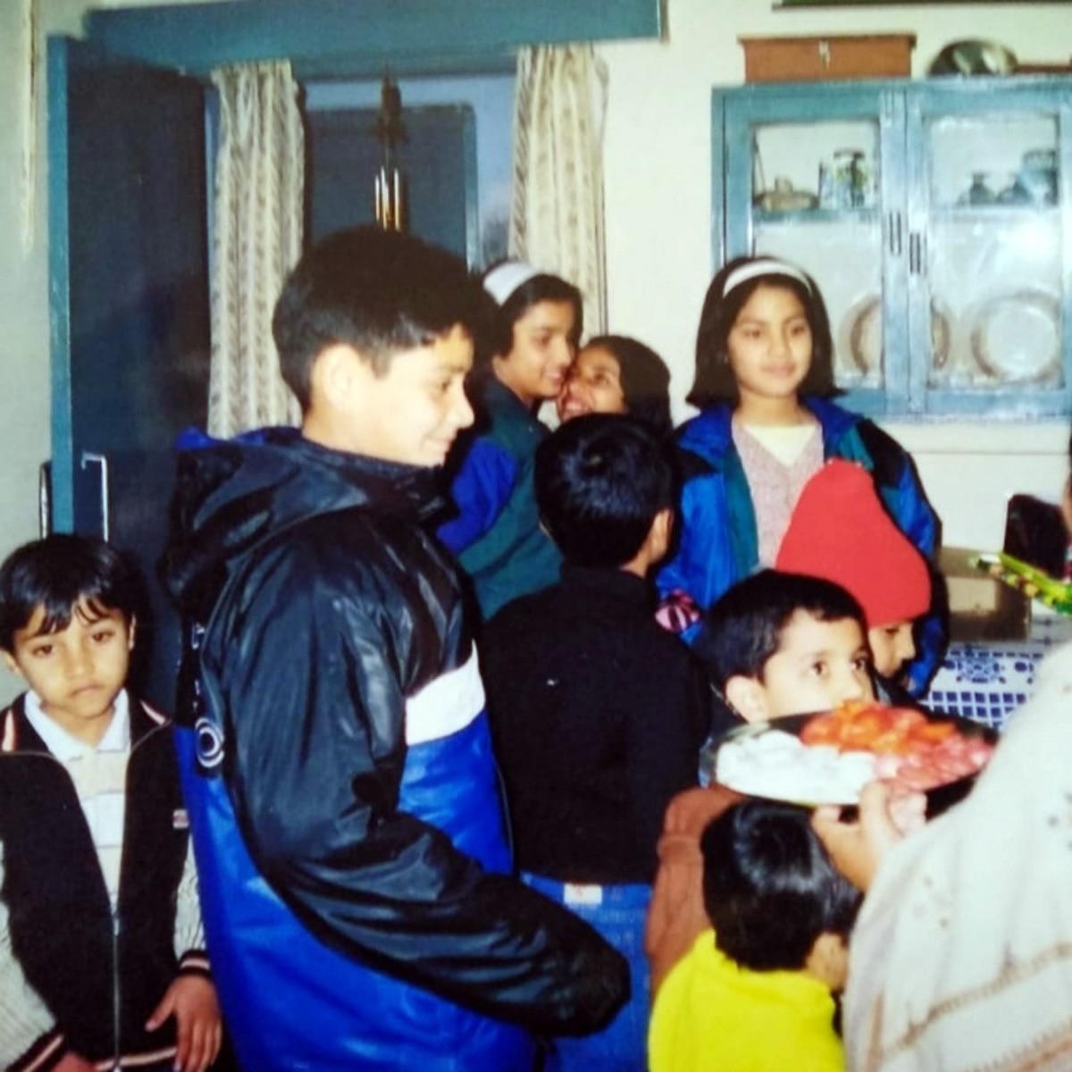 रिया चक्रवर्ती की स्कूल के दिनों की तस्वीर