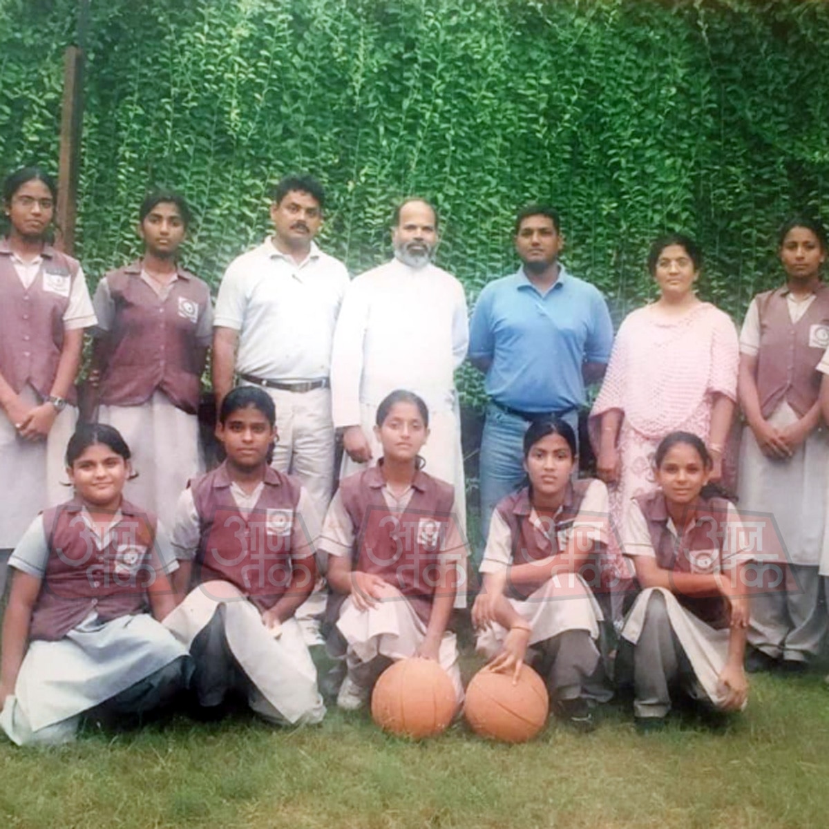 रिया चक्रवर्ती की स्कूल के दिनों की तस्वीर