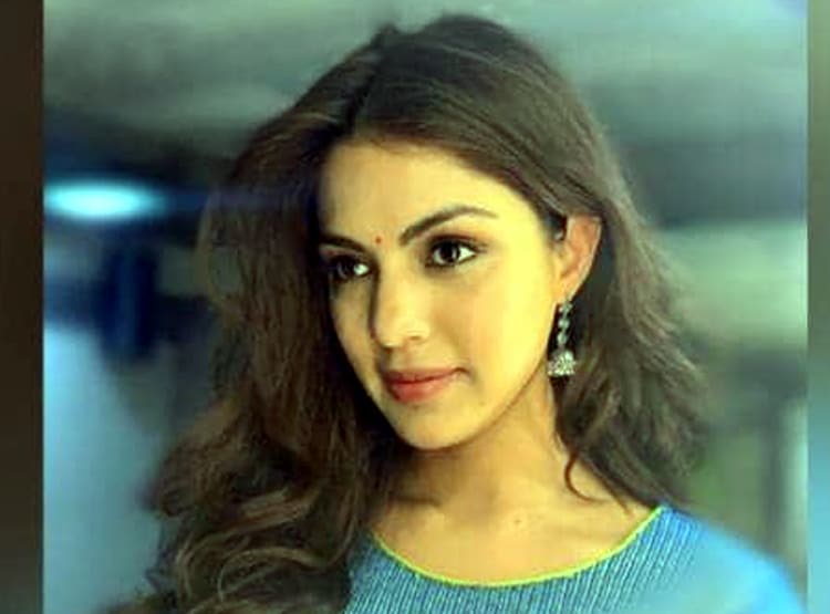 रिया का मोबाइल नंबर समझ कर इस शख्स को लोग दे रहे गालियां