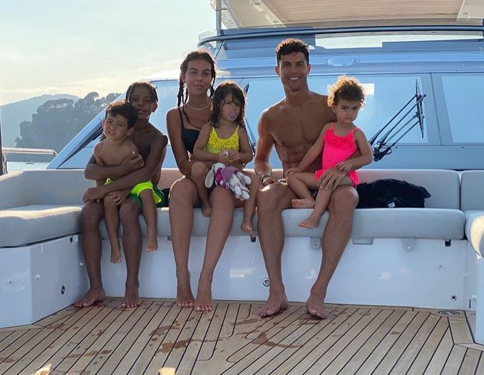 रोनाल्डो ने खरीदी दुनिया की सबसे महंगी कार, दाम सुन दंग रह जाएंगे आप