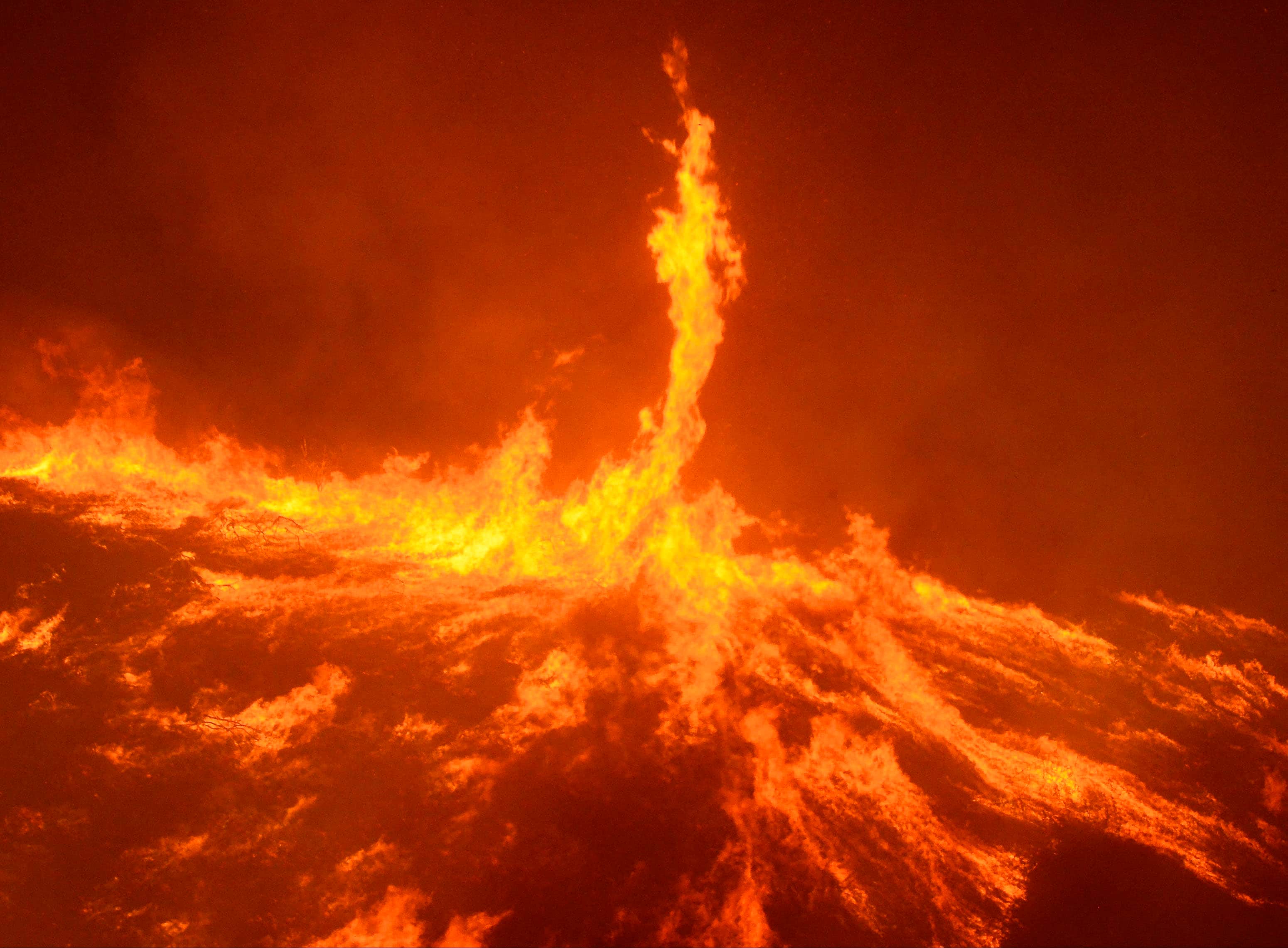 अमेरिका में दिखा इतना भयानक आग का बवंडर, पहली बार जारी करनी पड़ी चेतावनी