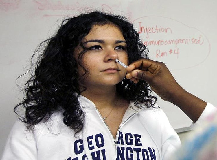 कहां बन रही नाक से डाली जाने वाली कोरोना वैक्सीन, कैसे करती है काम?