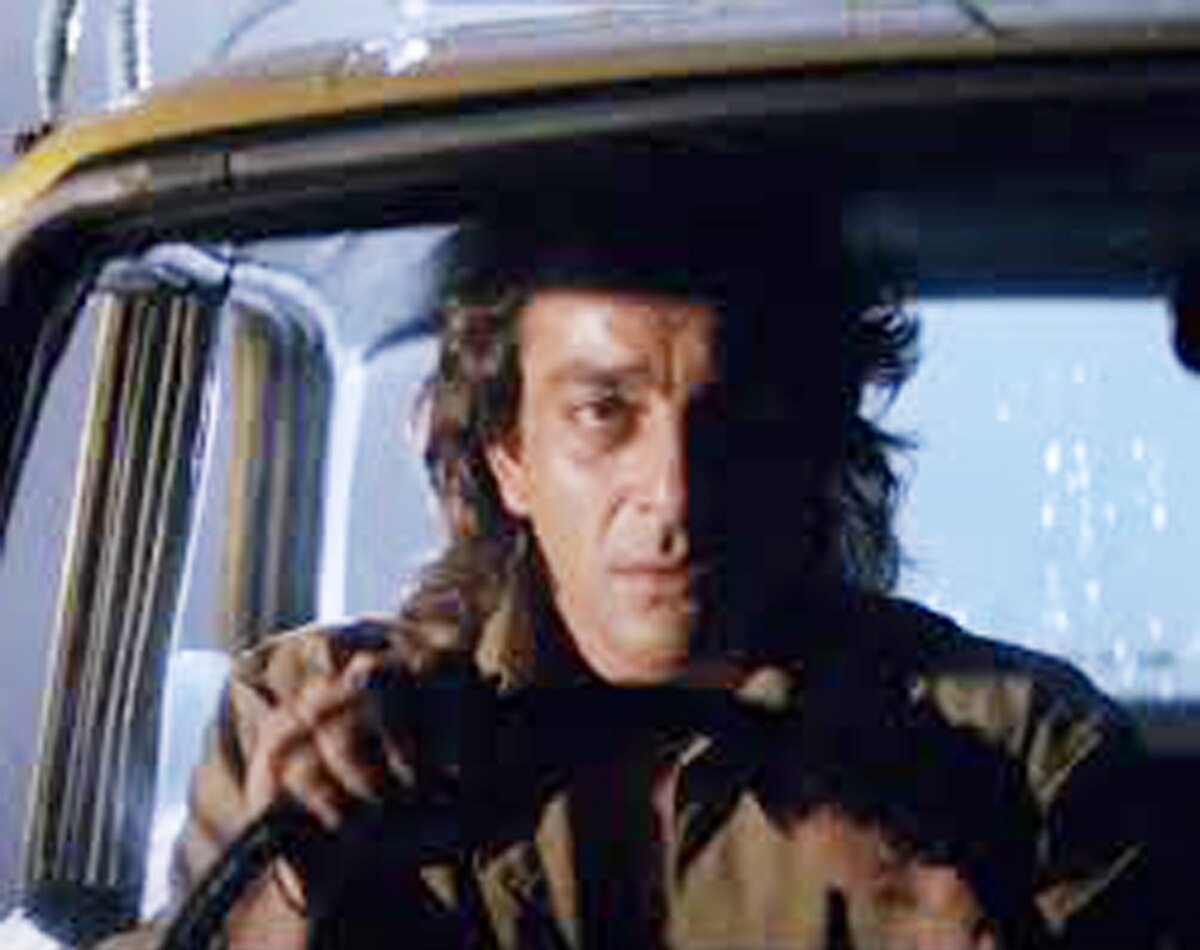 फिल्म सड़क का एक सीन