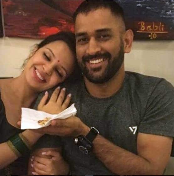 धोनी ने अपनी शादी की भनक तक नहीं लगने दी थी, जानें लव स्टोरी