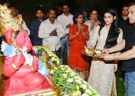 सलमान से श‍िल्पा तक, सालों से इन सितारों के घर हो रही है गणपति की पूजा