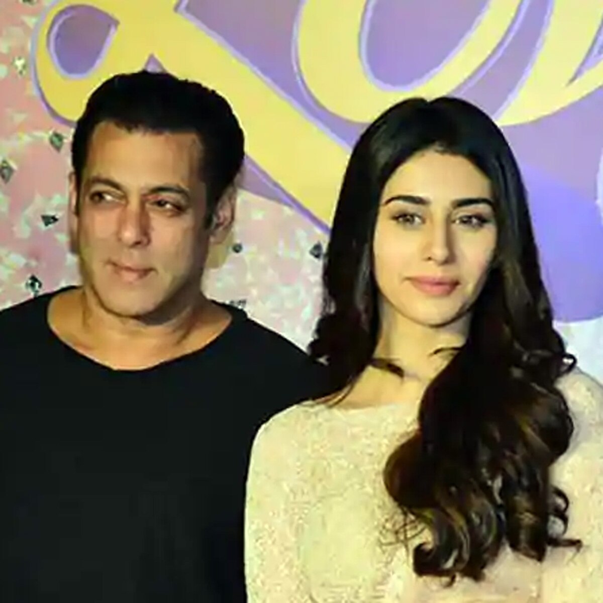 वरीना हुसैन- लवयात्रि