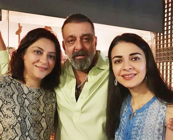 भाई संजय के साथ अस्पताल पहुंची प्रिया दत्त, कैंसर का होगा इलाज