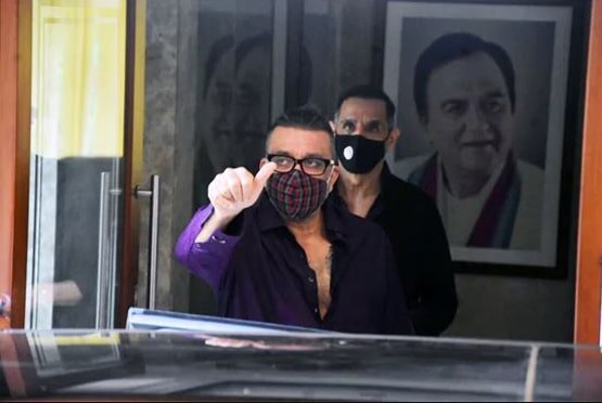 भाई संजय के साथ अस्पताल पहुंची प्रिया दत्त, कैंसर का होगा इलाज