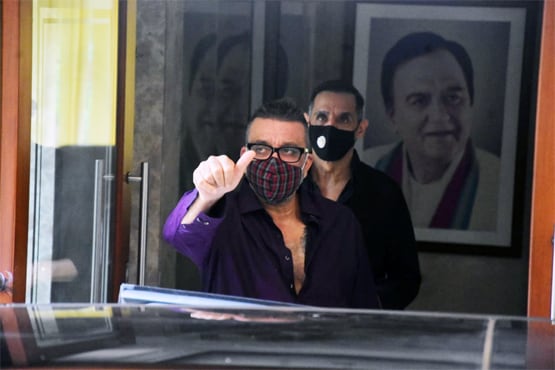 2 दिन बाद लीलावती अस्पताल से संजय दत्त हुए डिस्चार्ज, पहुंचे घर