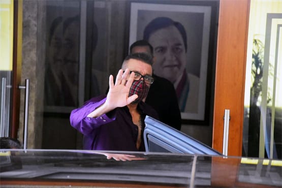 2 दिन बाद लीलावती अस्पताल से संजय दत्त हुए डिस्चार्ज, पहुंचे घर