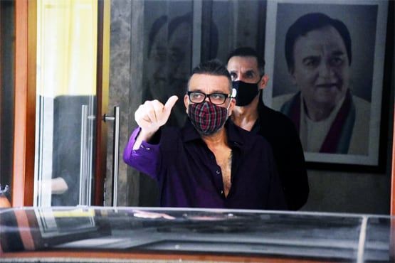 2 दिन बाद लीलावती अस्पताल से संजय दत्त हुए डिस्चार्ज, पहुंचे घर