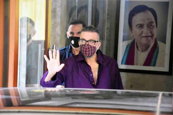 2 दिन बाद लीलावती अस्पताल से संजय दत्त हुए डिस्चार्ज, पहुंचे घर