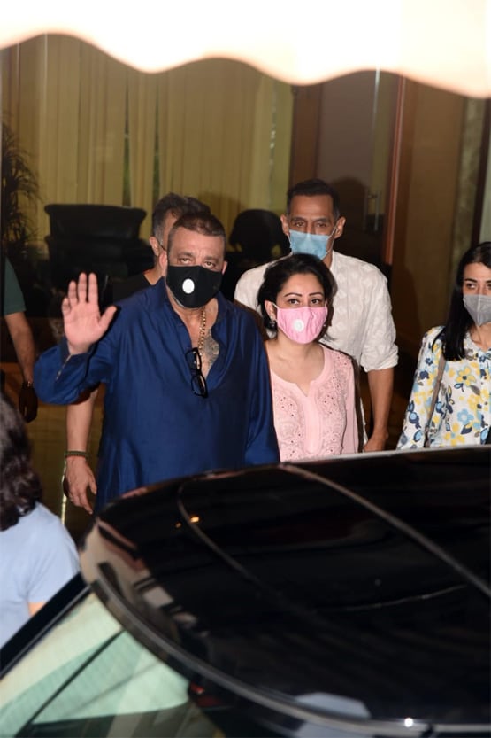 परिवार संग कोकिलाबेन अस्पताल पहुंचे संजय दत्त, पत्नी मान्यता दिखीं परेशान