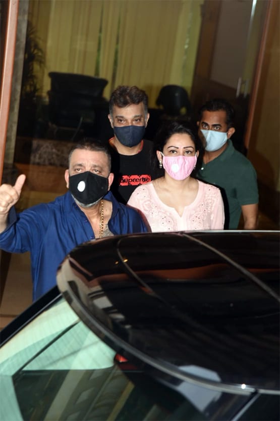 परिवार संग कोकिलाबेन अस्पताल पहुंचे संजय दत्त, पत्नी मान्यता दिखीं परेशान