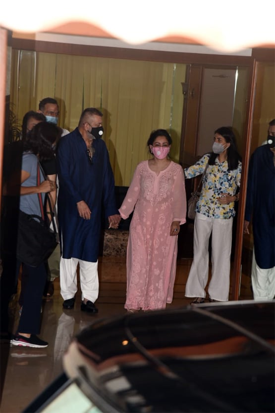 परिवार संग कोकिलाबेन अस्पताल पहुंचे संजय दत्त, पत्नी मान्यता दिखीं परेशान