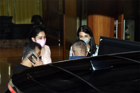 परिवार संग कोकिलाबेन अस्पताल पहुंचे संजय दत्त, पत्नी मान्यता दिखीं परेशान