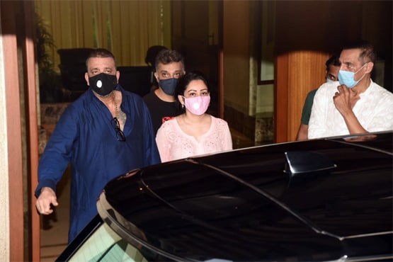 परिवार संग कोकिलाबेन अस्पताल पहुंचे संजय दत्त, पत्नी मान्यता दिखीं परेशान