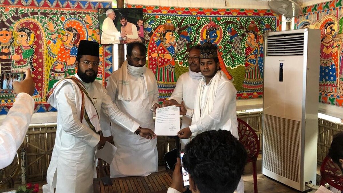 श्याम रजक मुस्लिम समुदाय के लोगों से मिलते हुए