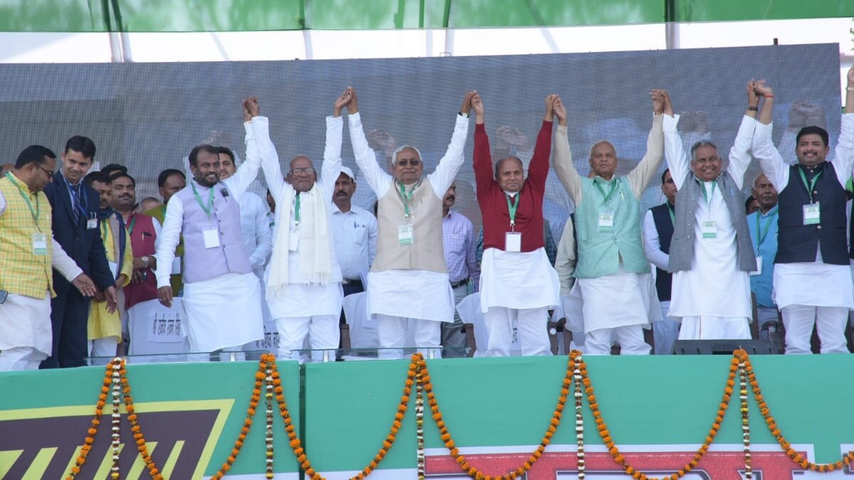 नीतीश कुमार के साथ मंच पर श्याम रजक