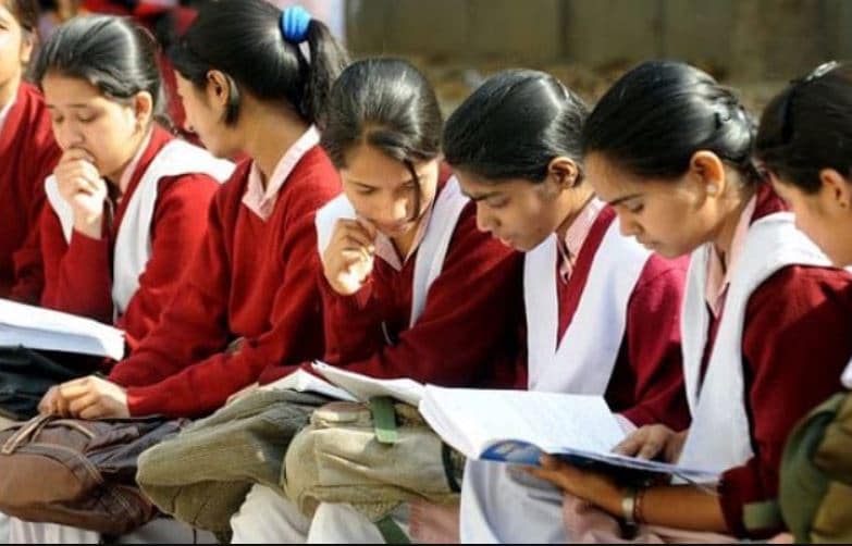 स्कूल फीस जमा करने के लिए लड़की ने चुरा लिया मोबाइल और फिर...