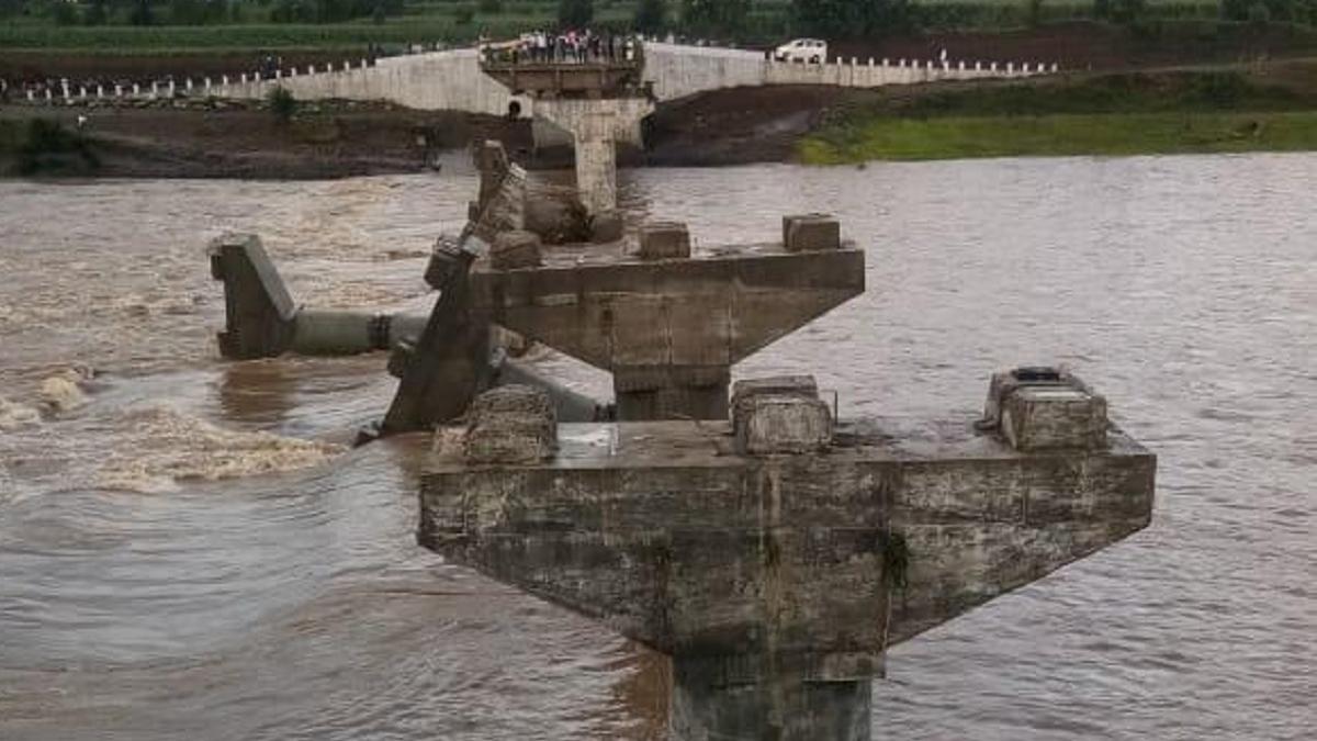 बाढ़ में बह गया एक महीने पहले बना पुल.