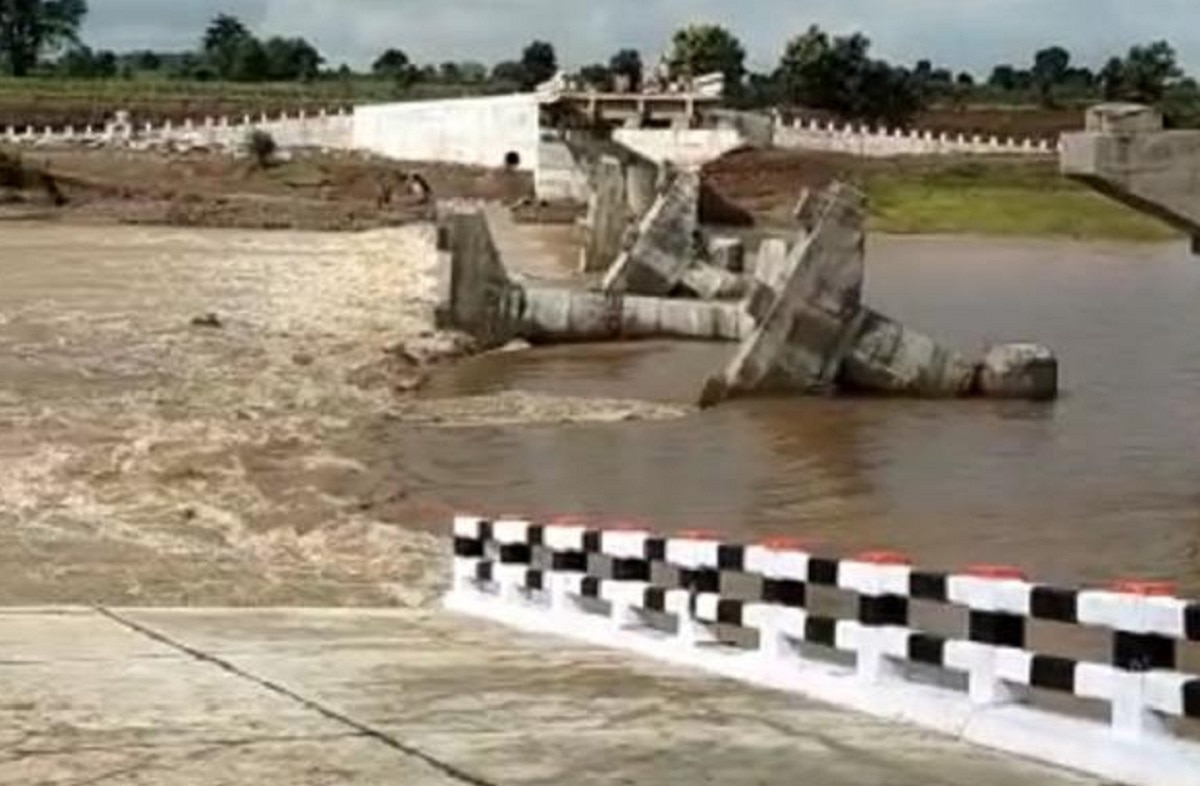 एक महीने पहले बनकर तैयार हुआ पुल बह गया