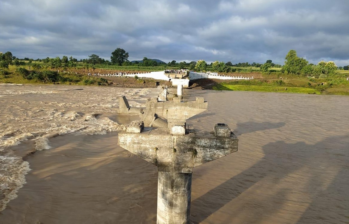 एक महीने पहले बनकर तैयार हुआ पुल बह गया
