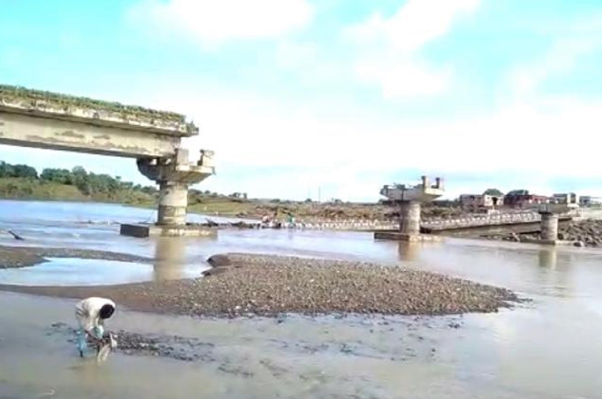 बाढ़ में बह गया एक महीने पहले बना पुल