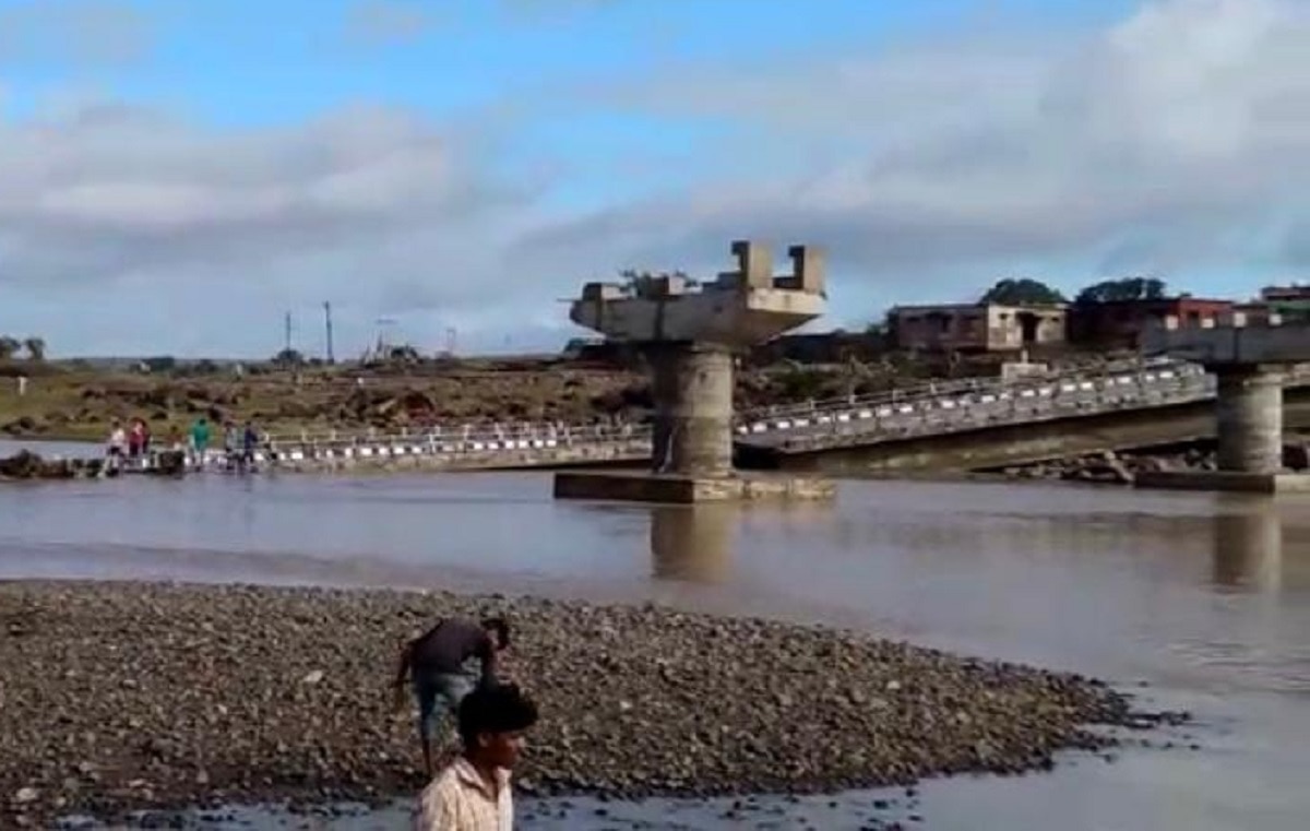 सिवनी: बाढ़ में बह गया एक महीने पहले बना पुल