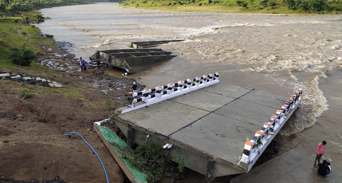 बाढ़ में बह गया एक महीने पहले बना पुल