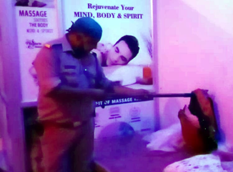 यूनिसेक्स स्पा सेंटर में चल रहा था सेक्स रैकेट, अंदर मिला आपत्तिजनक सामान