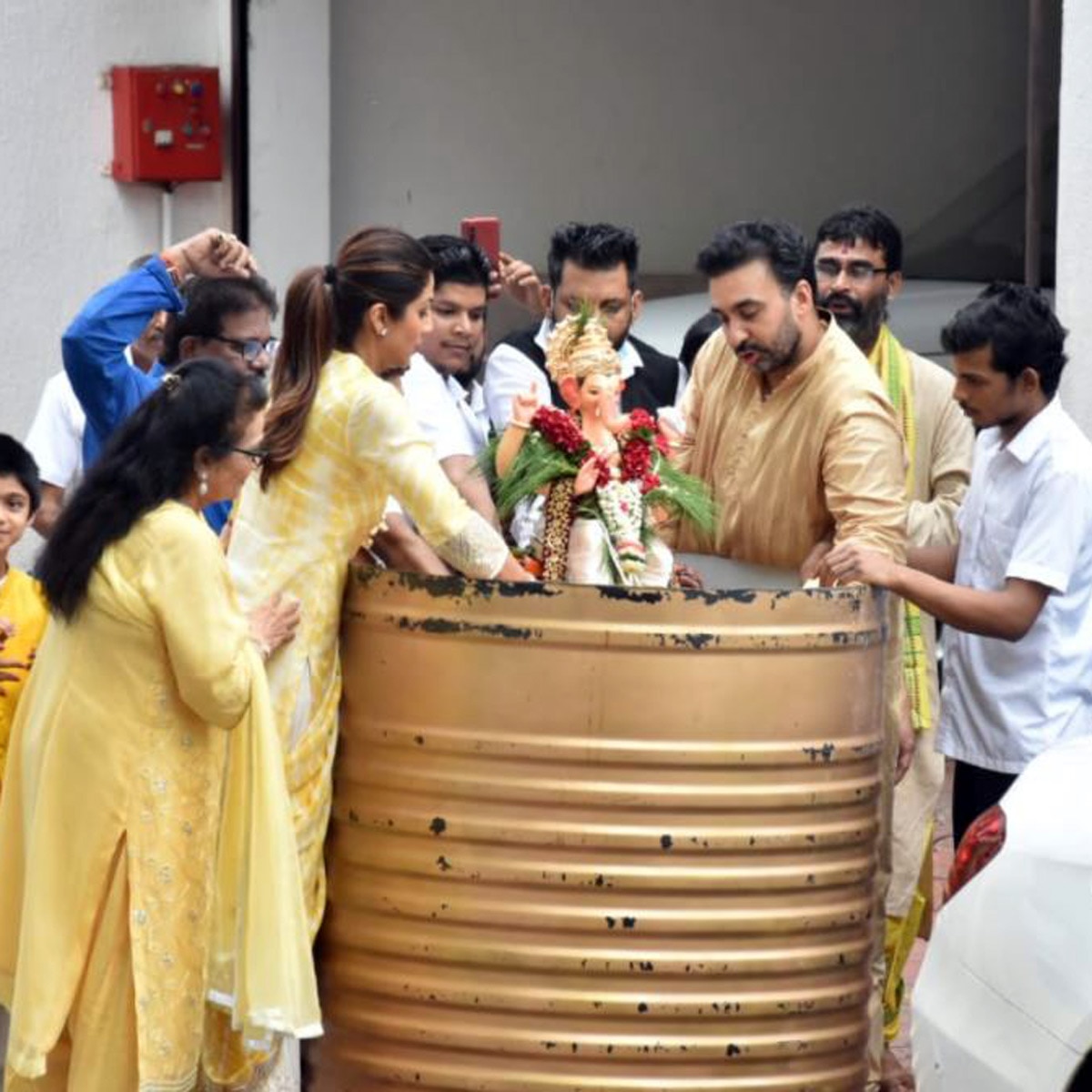 शिल्पा शेट्टी मूर्ति विसर्जन को जाजी हुई