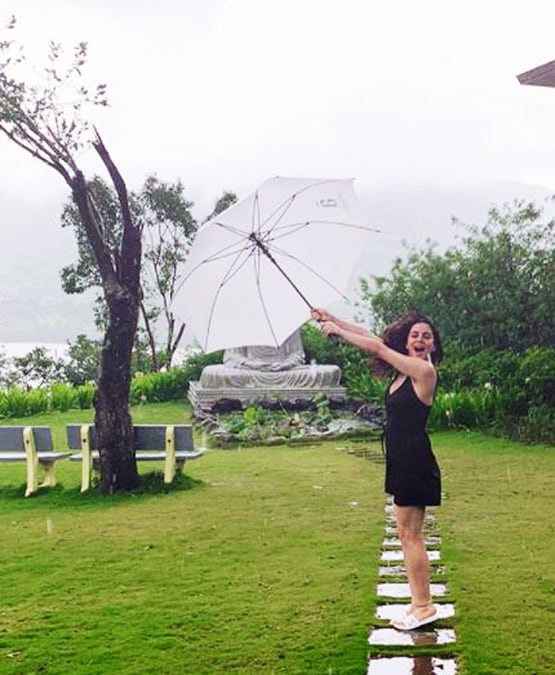 ब्लैक स्व‍िमसूट में श्रद्धा आर्या का ग्लैमरस अंदाज, शेयर की फोटोज