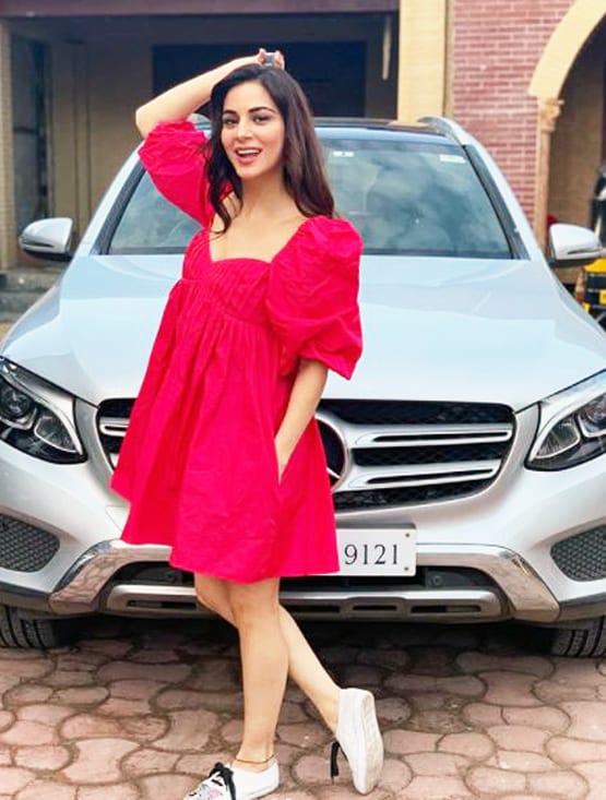 ब्लैक स्व‍िमसूट में श्रद्धा आर्या का ग्लैमरस अंदाज, शेयर की फोटोज