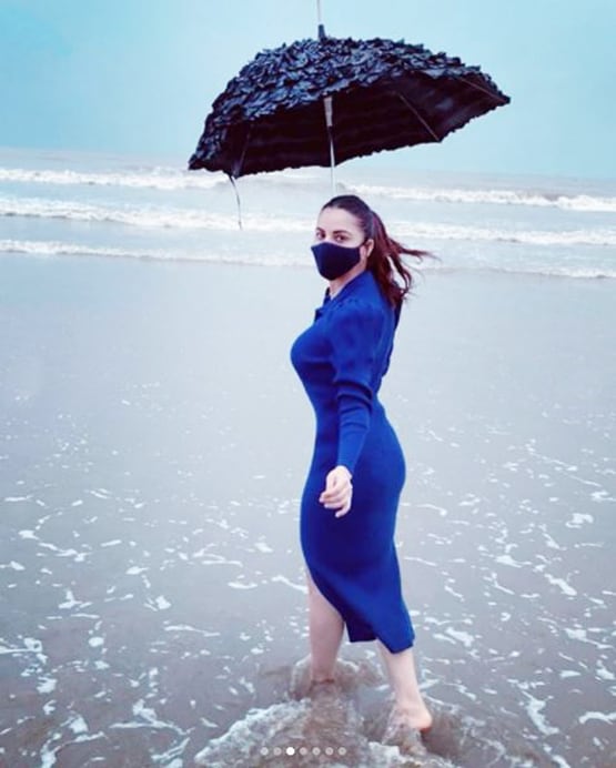 ब्लैक स्व‍िमसूट में श्रद्धा आर्या का ग्लैमरस अंदाज, शेयर की फोटोज