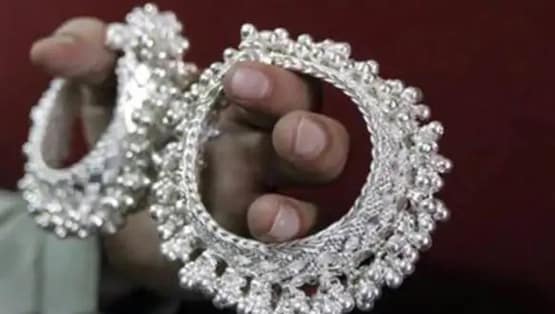 दिवाली तक 70 हजार रुपये जा सकता है गोल्ड, क्या करना चाहिए निवेश?