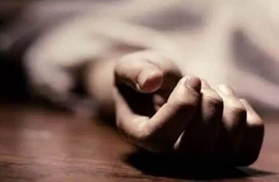 चूहे को खा रहा था सांप, युवक ने पकड़ी पूंछ तो पलटकर डसा