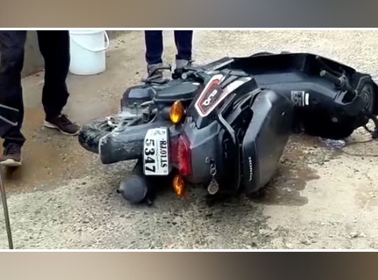 स्कूटी में घुसा सांप तो ढाई घंटे चला रेस्क्यू, इस तरीके से निकला बाहर