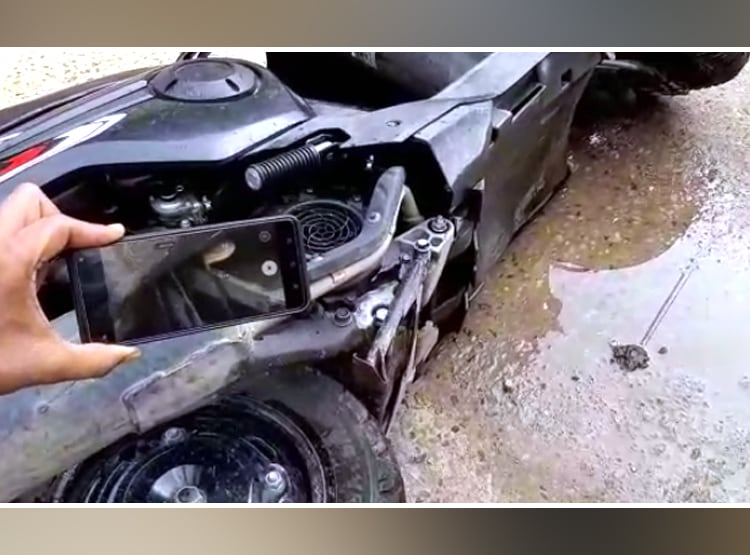 स्कूटी में घुसा सांप तो ढाई घंटे चला रेस्क्यू, इस तरीके से निकला बाहर