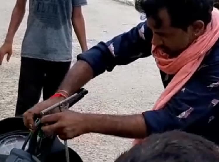 स्कूटी में घुसा सांप तो ढाई घंटे चला रेस्क्यू, इस तरीके से निकला बाहर