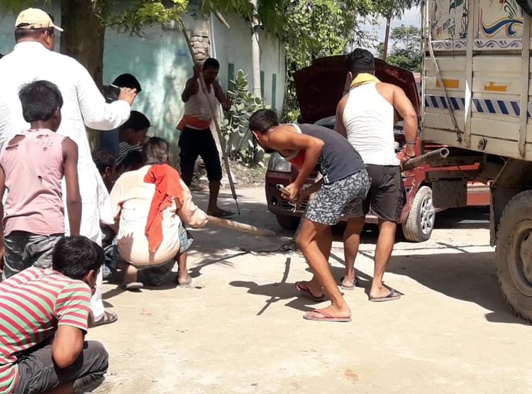 कार के बोनट में घुसा सांप, 2 घंटे की मशक्कत के बाद निकाला जा सका