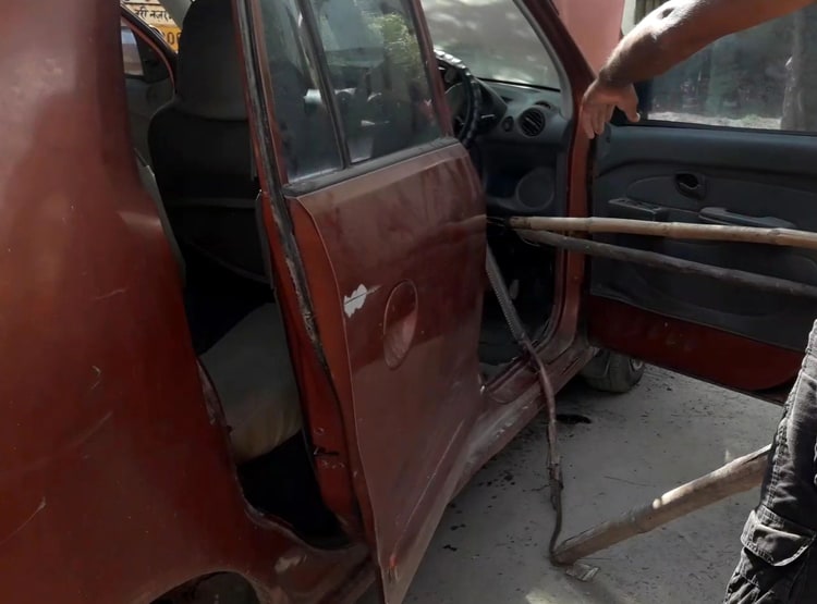 कार के बोनट में घुसा सांप, 2 घंटे की मशक्कत के बाद निकाला जा सका