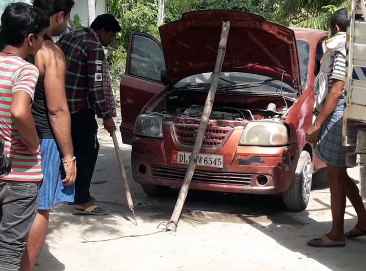 कार के बोनट में घुसा सांप, 2 घंटे की मशक्कत के बाद निकाला जा सका