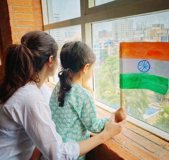 स्वतंत्रता दिवस पर तिरंगा पकड़े नजर आए तैमूर, करीना ने शेयर की फोटो