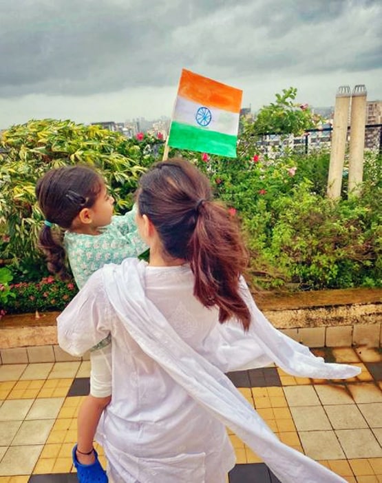 स्वतंत्रता दिवस पर तिरंगा पकड़े नजर आए तैमूर, करीना ने शेयर की फोटो