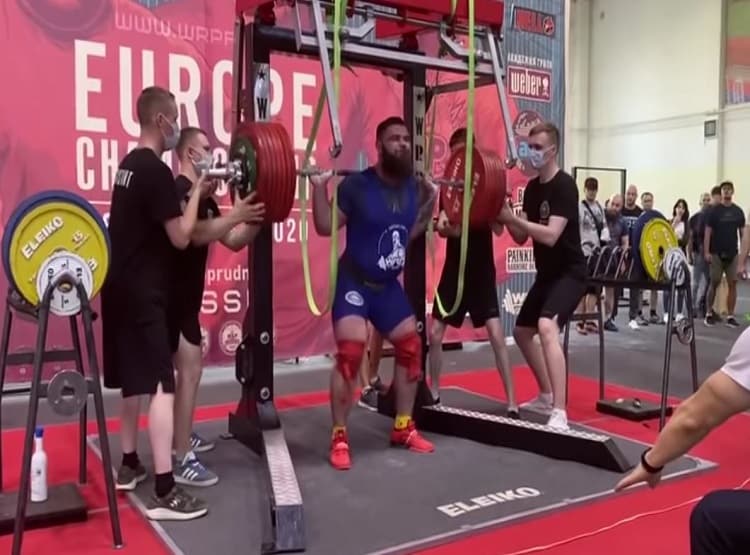 वेटलिफ्टर उठा रहा था 400 किलो वजन तभी टूट गया घुटना और फिर...